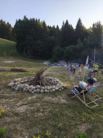 Деца в кръг по време на лагерни игри