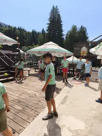 Деца под чадъри по време на лагерна програма