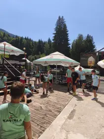 Деца на поход в гората