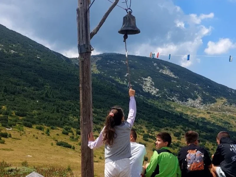 Деца сред планината на изгрев